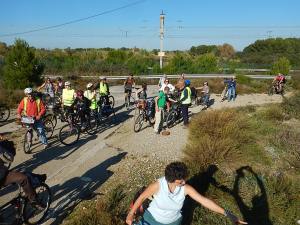 Le groupe après le franchissement de la voie ferrée, qu'on devine sous les caténaires et derrière le rail de sécurité qui arrête brutalement l'ancienne route.