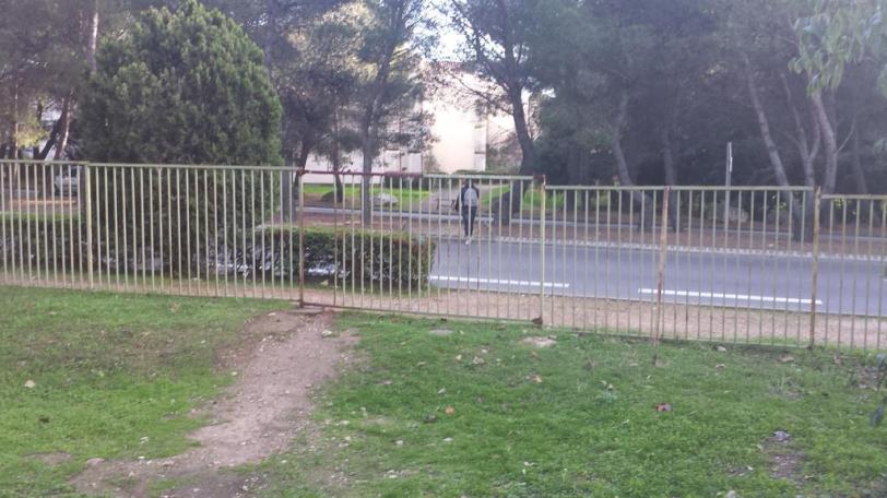 trou-grille-parc-des-salles-2